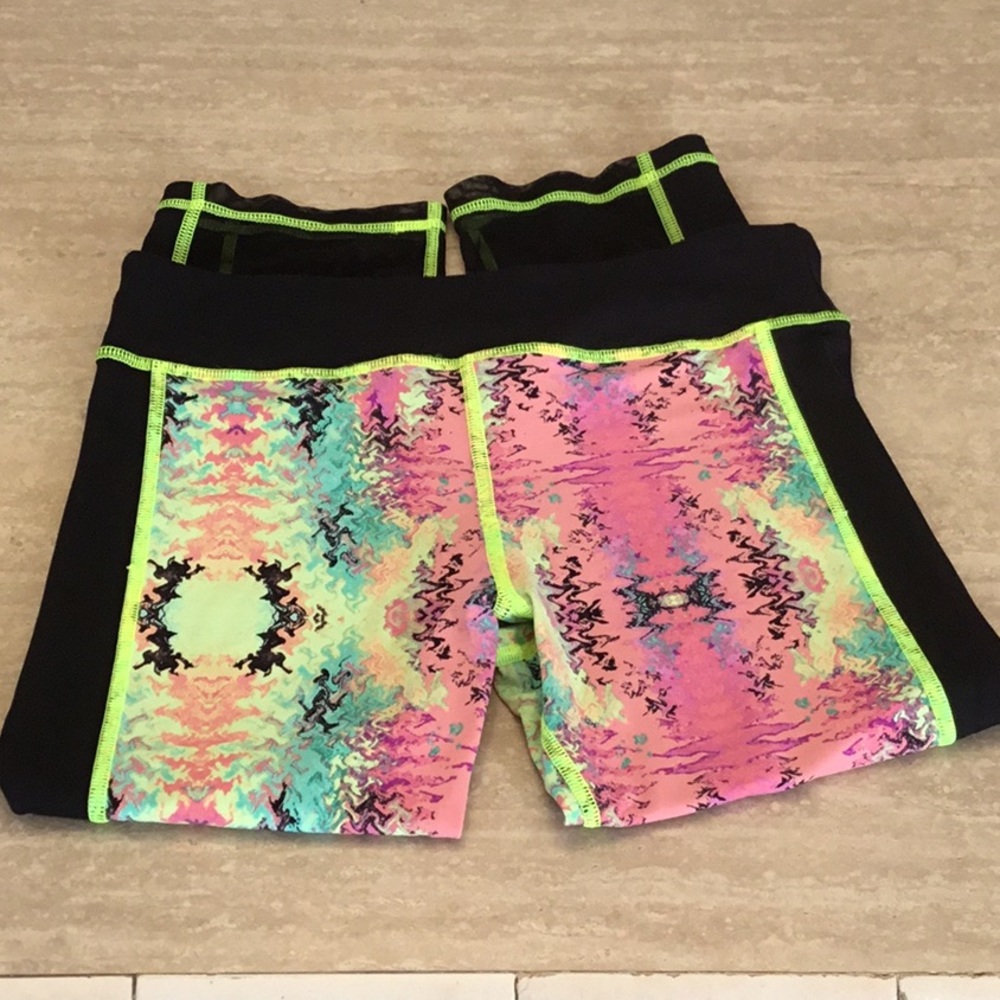 Sooo! Cute!  Gianni Bini Capri leggings. Sz. Large